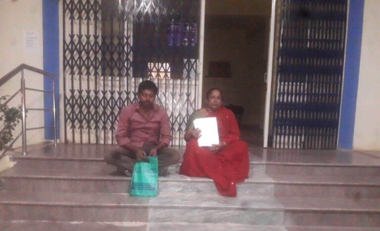 ಅಮ್ಮ, ಮಗ ತಡರಾತ್ರಿ ಧರಣಿ