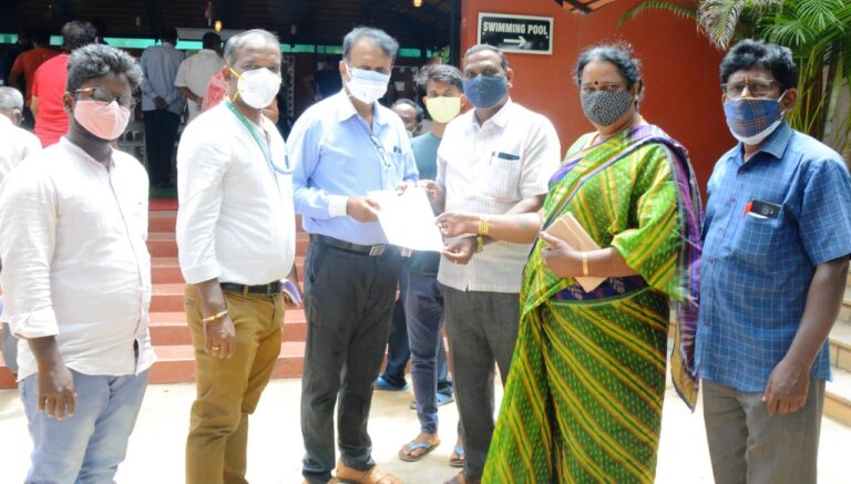 ನಮ್ಗೂ ಲಸಿಕೆ ಕೊಡಿ; ಕೊಳೆಗೇರಿ ಜನರ ಹಕ್ಕೋತ್ತಾಯ ಪ್ರದೇಶಕ್ಕೆ ಲಸಿಕೆಗೆ ಆದ್ಯತೆ: ಸಮಿತಿ ಮನವಿ