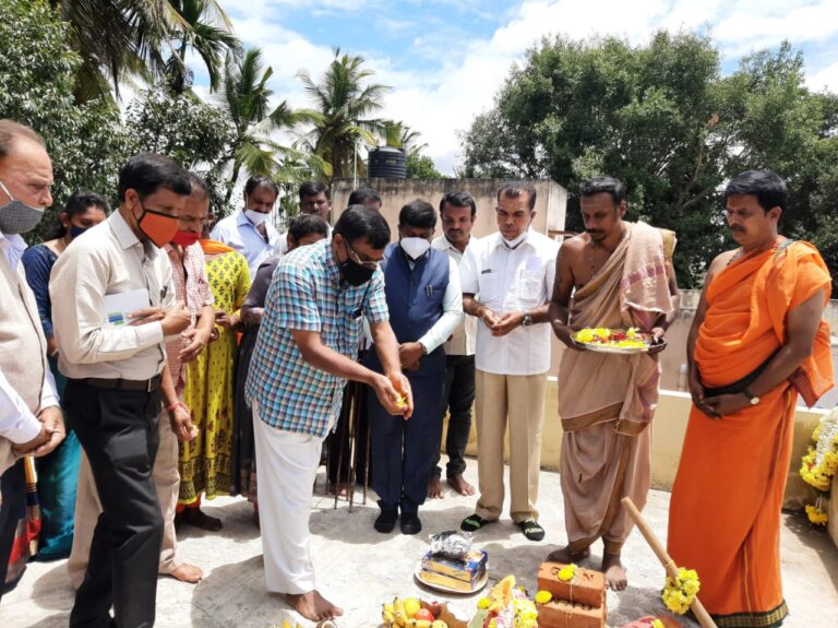 ಹೊಟ್ಟೆಪಾಡಿಗಾಗಿ ಕಾವಿ ಧರಿಸಿರುವ ಸ್ವಾಮೀಜಿಗಳು: ಶಾಸಕ ಶ್ರೀನಿವಾಸ್ ಟೀಕೆ