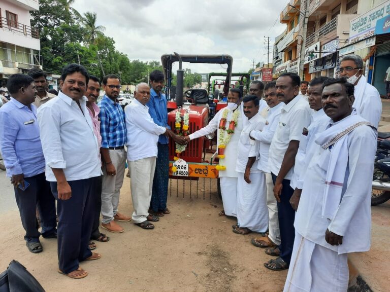 ರೈತರು ಸಾಲ ಸಹಾಯಧನವನ್ನು ಕೃಷಿ ಚಟುವಟಿಕೆಗಳಿಗೆ ಉಪಯೋಗಿಸಿಕೊಂಡು ಉನ್ನತಿ ಸಾಧಿಸಬೇಕು ಎಂದು ಶಾಸಕ ವೆಂಕಟರವಣಪ್ಪ ಹೇಳಿದರು