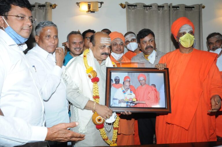 ರಾತ್ರಿಯೇ ರಾಜ್ಯಪಾಲರಿಗೆ ಸಚಿವ ಖಾತೆ ಹಂಚಿಕೆ ಪಟ್ಟಿ; ಸಿದ್ದಗಂಗಾ ಮಠದಲ್ಲಿ ಮುಖ್ಯಮಂತ್ರಿ ಹೇಳಿಕೆ