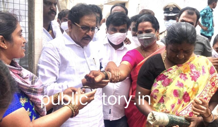 ಮಾರಮ್ಮನ ಉತ್ಸವದಲ್ಲಿ ಮಹಿಳೆಯರಿಗೆ ಬಳೆ ಕೊಡಿಸಿದ ಪರಮೇಶ್ವರ್