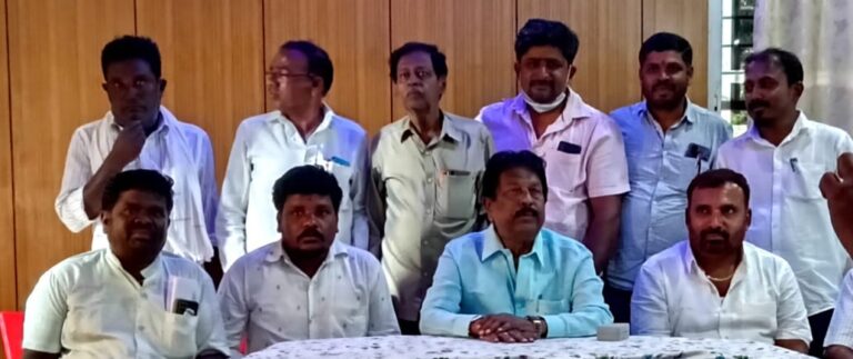 ಕಾರ್ಮಿಕರ ಕಿಟ್ ಕಾಂಗ್ರೆಸ್ ಕಾರ್ಯಕರ್ತರಿಗೆ ಹಂಚುತ್ತಿರುವ ಬೆಮಲ್ ಕಾಂತರಾಜು