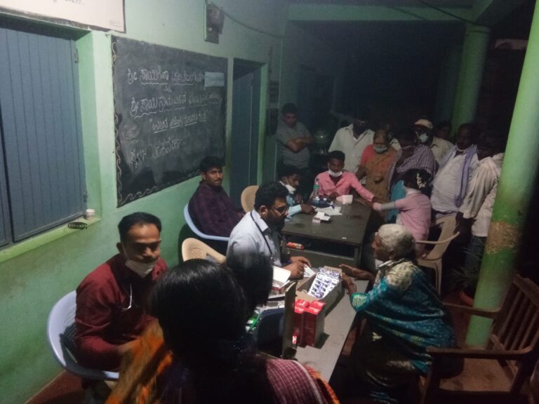 ಬರಕನಹಾಲ್ ಗ್ರಾಮದಲ್ಲಿ ವೈದ್ಯರ ಸಂಜೆಯ ಗ್ರಾಮ ಭೇಟಿ