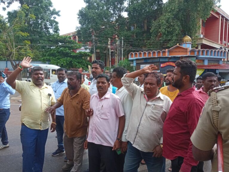 ದಲಿತರ ಹತ್ಯೆ: ಜಿಲ್ಲಾಧಿಕಾರಿ ಕಚೇರಿ ಎದುರು ಪ್ರತಿಭಟನೆ