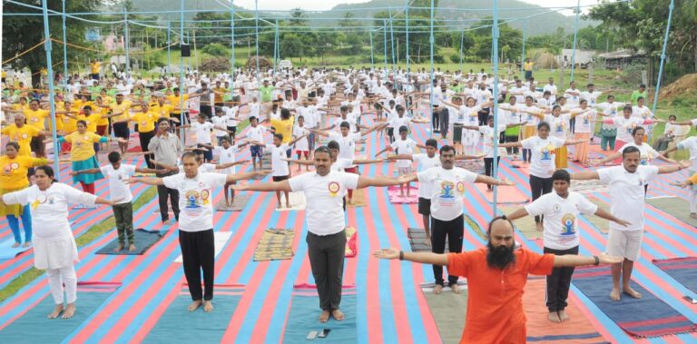 ಬೆಟ್ಟದ ತಪ್ಪಲಲ್ಲಿ ಸಾಮೂಹಿಕ ಯೋಗಾಭ್ಯಾಸ