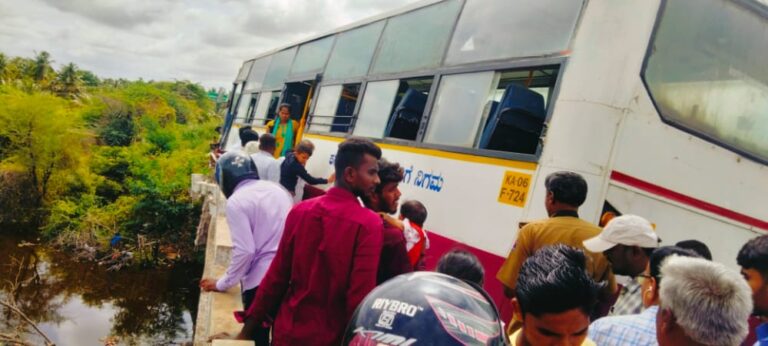 ತುಮಕೂರು ಬ್ರೇಕಿಂಗ್.. ಸೇತುವೆಗೆ ಬಸ್ ಡಿಕ್ಕಿ; ತಪ್ಪಿದ ಭಾರೀ ಅನಾಹುತ