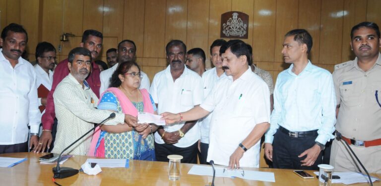 ವಿಪತ್ತನ್ನು ಎದುರಿಸಲು ಸನ್ನದ್ಧರಾಗಿ; ಅಧಿಕಾರಿಗಳಿಗೆ ಉಸ್ತುವಾರಿ ಸಚಿವರ ಸೂಚನೆ