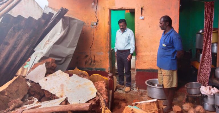 ಮಳೆರಾಯನ ಅಬ್ಬರಕ್ಕೆ ಕುಸಿದ ಮನೆಯ ಗೋಡೆ