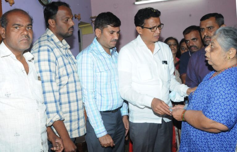 ಮಳೆ ಹಾನಿ ಸಂತ್ರಸ್ತರ ನೆರವಿಗೆ ನಿಂತ ಶಾಸಕ ಜ್ಯೋತಿಗಣೇಶ್