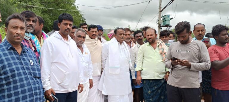 ನೀರಿನಲ್ಲಿ ಕೊಚ್ಚಿ ಹೋದ ಮಹಿಳೆ; ಶಾಸಕ ವೆಂಕಟರಮಣಪ್ಪ ಸ್ಥಳಕ್ಕೆ ಭೇಟಿ