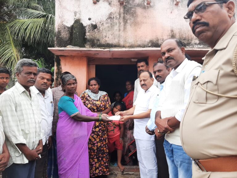 ಮೃತರ ಕುಟುಂಬಕ್ಕೆ ಪರಿಹಾರದ ಚೆಕ್ ವಿತರಣೆ : ಶಾಸಕ ಎಂ.ವಿ.ವೀರಭದ್ರಯ್ಯ