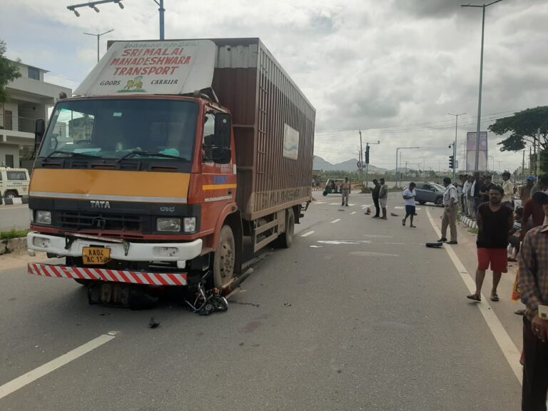 ಗೂಡ್ಸ್ ವಾಹನಕ್ಕೆ ಟಿವಿಎಸ್ ಡಿಕ್ಕಿ ; ಸವಾರ ಸಾವು