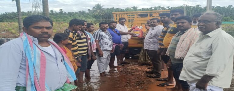 ಅಡಗೂರು ಗ್ರಾಪಂ ನಿಂದ ಮಳೆಹಾನಿ ಸಂತ್ರಸ್ತರಿಗೆ ದಿನಸಿ ಕಿಟ್ ವಿತರಣೆ