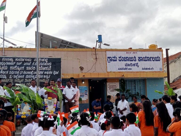 ಧಜಾರೋಹಣಕ್ಕೆ ಪಿಡಿಓ ಗೈರು ; ಕ್ರಮಕ್ಕೆ ಒತ್ತಾಯ