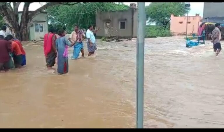 ಮಳೆಯ ಅಬ್ಬರಕ್ಕೆ ಕಂಗಾಲಾದ ಜನ, ಸ್ಥಳಕ್ಕೆ ಬಾರದ ಪಿಡಿಒ ; ಭುಗಿಲೆದ್ದ ಜನಾಕ್ರೋಶ