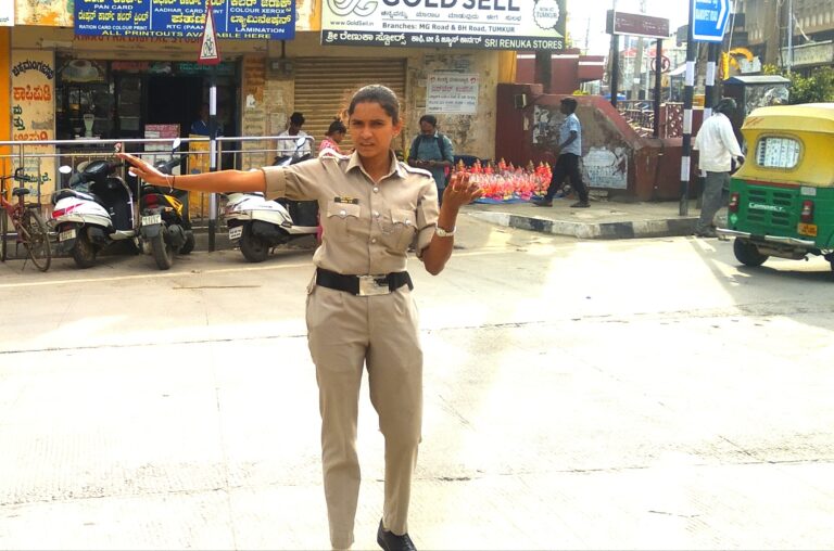 ಕರ್ತವ್ಯ ನಿಷ್ಠೆ ಮೆರೆದ ಮಹಿಳಾ ಪೊಲೀಸ್!
