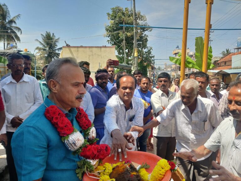 ಕೆಂಪೇಗೌಡರ ಪ್ರತಿಮೆಗೆ ಮೃತ್ತಿಕೆ ನೀಡಿದ ಸುರೇಶಗೌಡರು