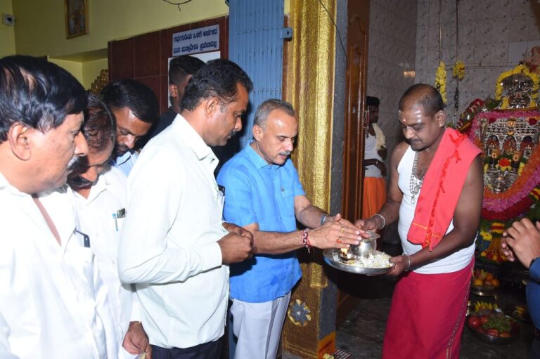 ಹೆತ್ತೇನಹಳ್ಳಿ ಮಾರಮ್ಮನಿಗೆ ಬೆಳ್ಳಿ ಖಡ್ಗ ನೀಡಿದ ಸುರೇಶಗೌಡ