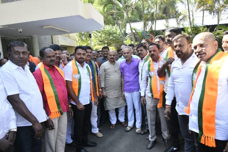 ತುಮಕೂರು ಗ್ರಾಮಾಂತರ: ಜೆಡಿಎಸ್ ನಿಂದ ಬಿಜೆಪಿಗೆ ಸಾಮೂಹಿಕ ವಲಸೆ<br><br>