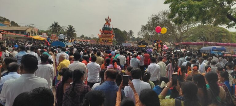 ಗೋಸಲ ರಥೋತ್ಸವದಲ್ಲಿ ಮಿಂದೆದ್ದ ಜನರು