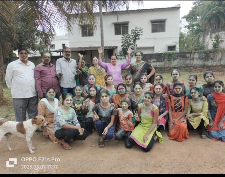 ಹೋಳಿ ಕವ‌ನ: ಬಣ್ಣ