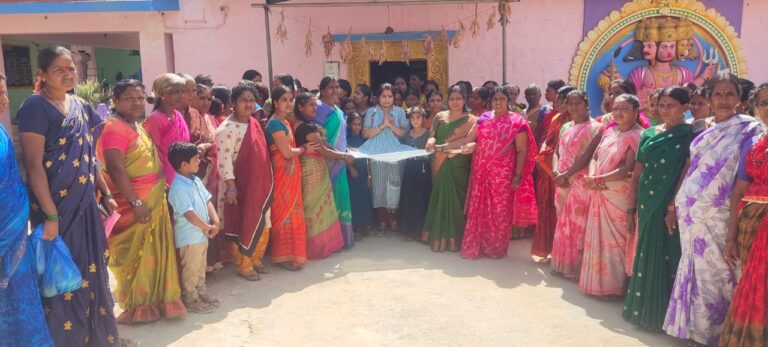 ಪತಿ ಎಚ್ ವಿ ವೆಂಕಟೇಶ್ ಪರ ಮತ ಬಿಕ್ಷೆ ಬೇಡಿದ ಶಶಿಕಲಾ.