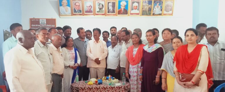 ಶಾಸಕರನ್ನು ಸನ್ಮಾನಿಸಿದ ಸರ್ಕಾರಿ ನೌಕರರು