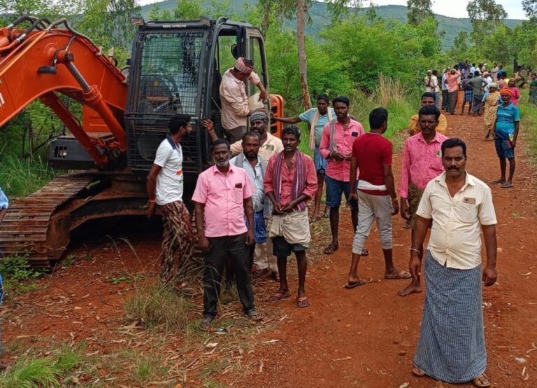 ಜಾಣೆಹಾರ್ ಅರಣ್ಯ: ಜೆಸಿಬಿ ತಡೆದ ಮಹಿಳೆಯರು
