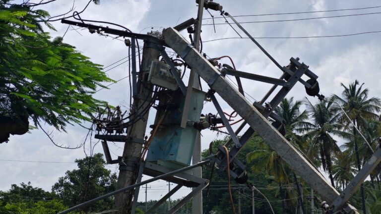 ಚಿ.ನಾ‌.ಹಳ್ಳಿ: ಭೀಕರ ಮಳೆ ; ಉರುಳಿಬಿದ್ದ ವಿದ್ಯುತ್ ಕಂಬಗಳು