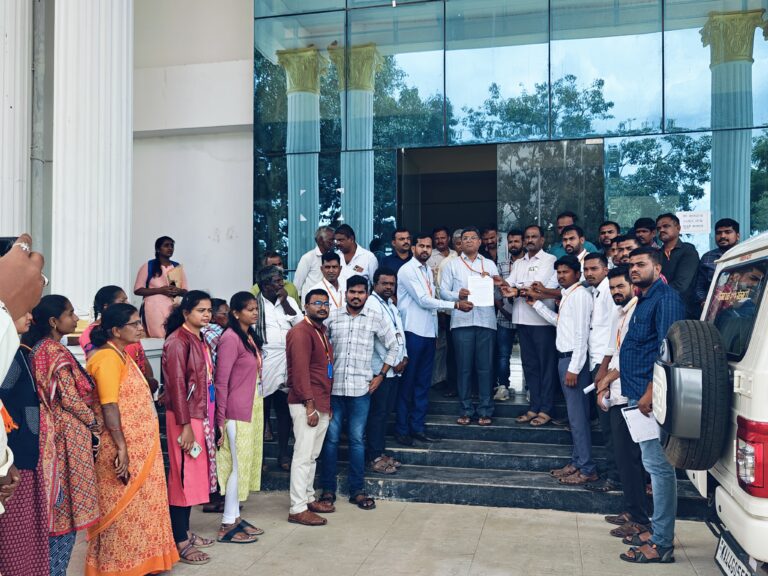 ಲೇಖನಿ ಸ್ಥಗಿತಗೊಳಿಸಿ ಅನಿರ್ದಿಷ್ಟಾವಧಿ ಮುಷ್ಕರಕ್ಕೆ ಗ್ರಾಮ ಆಡಳಿತಾಧಿಕಾರಿಗಳು