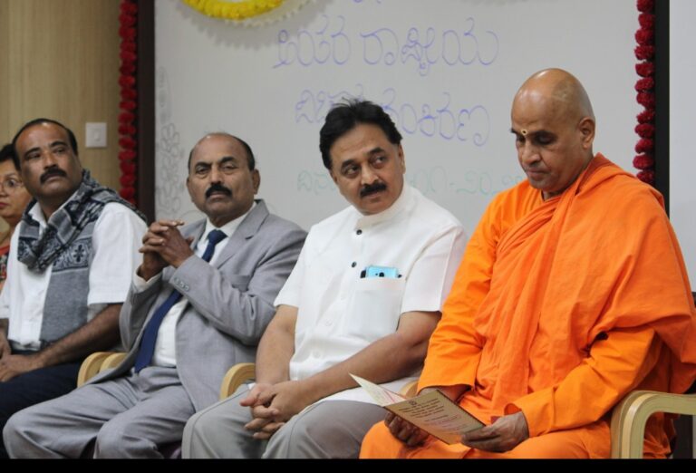 ಕನ್ನಡ ಸಾಹಿತ್ಯ ಶ್ರೀ ಸಾಮಾನ್ಯನ ಪ್ರತೀಕ ಪೂಜ್ಯ ಶ್ರೀ  ವೀರೇಶಾನಂದ ಸರಸ್ವತೀ ಸ್ವಾಮೀಜಿ